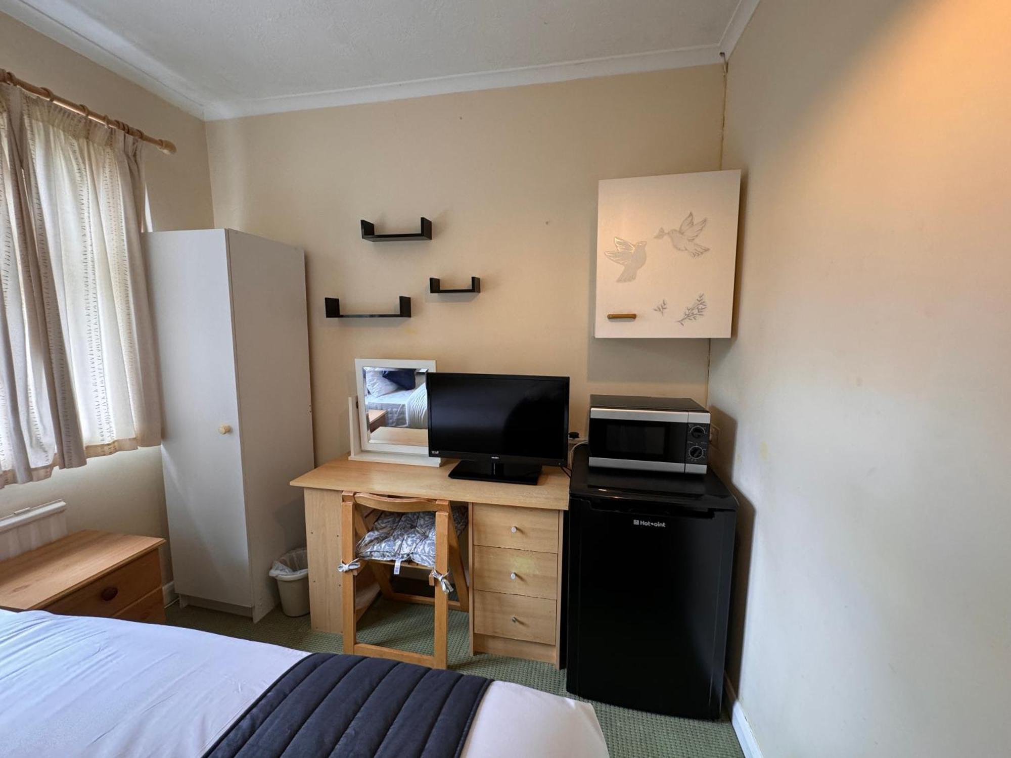 High Trees Guest House Gatwick Хорли Экстерьер фото