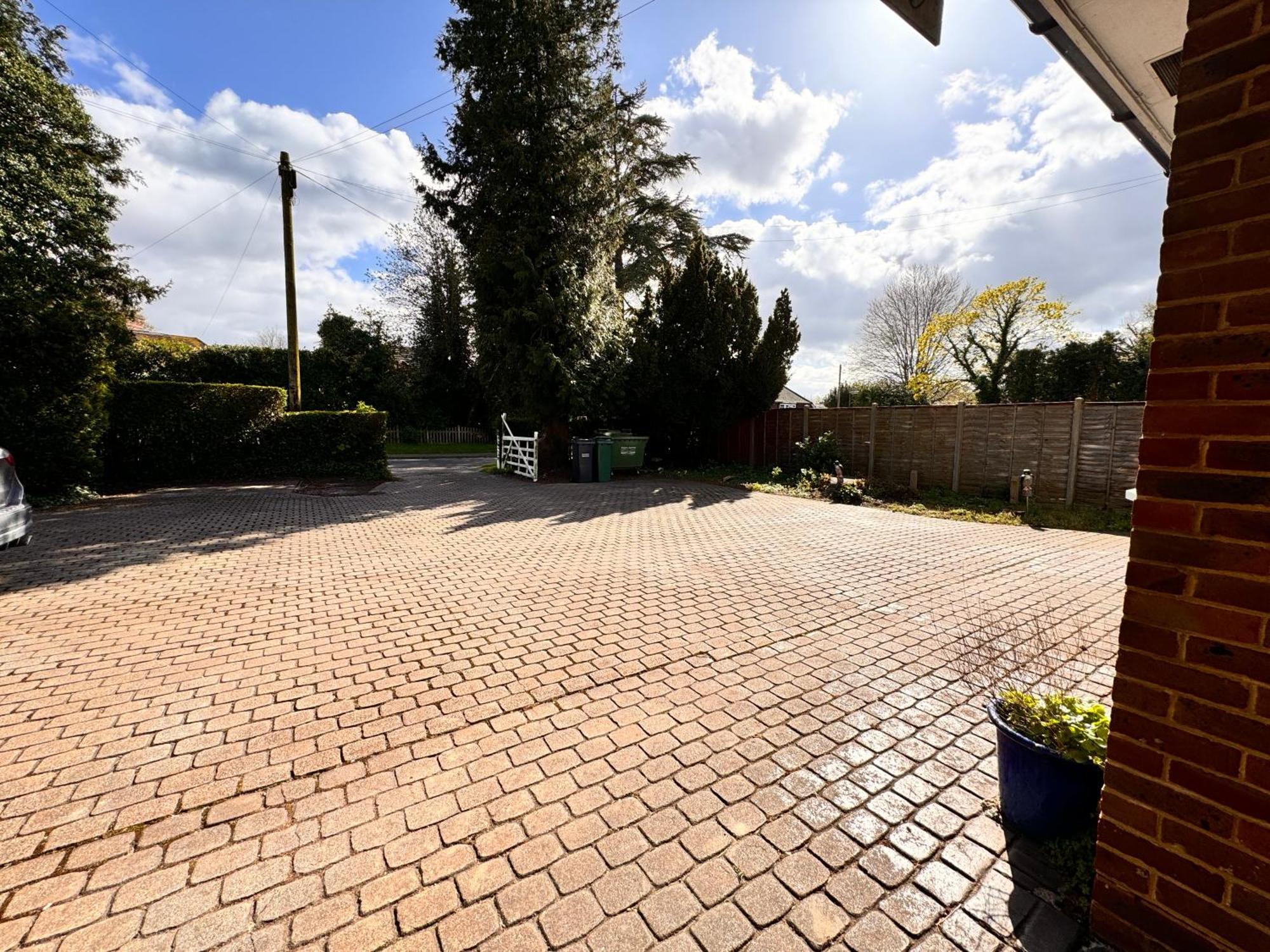 High Trees Guest House Gatwick Хорли Экстерьер фото