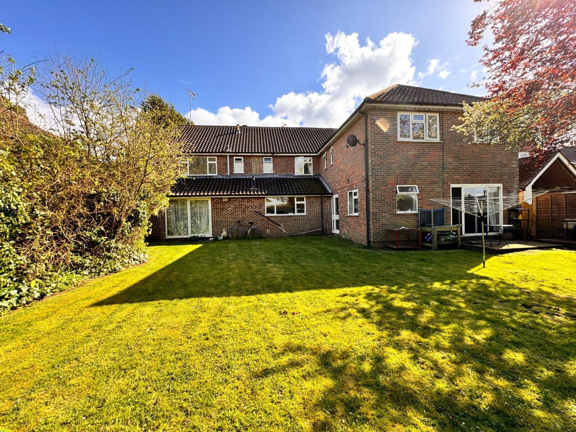 High Trees Guest House Gatwick Хорли Экстерьер фото