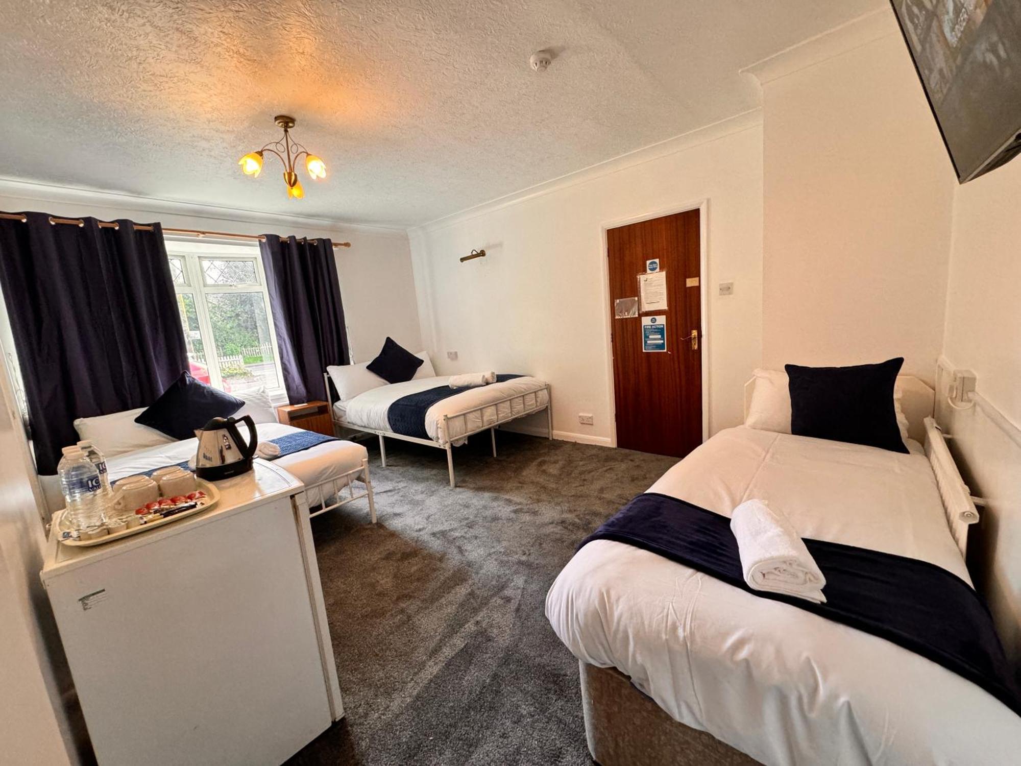 High Trees Guest House Gatwick Хорли Экстерьер фото