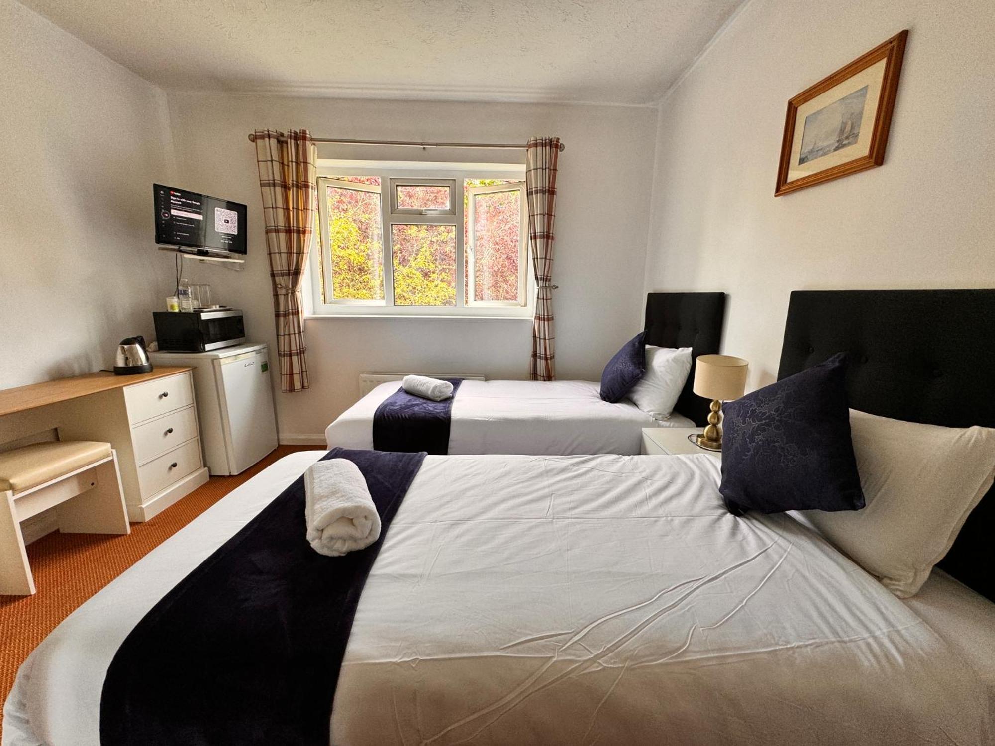 High Trees Guest House Gatwick Хорли Экстерьер фото