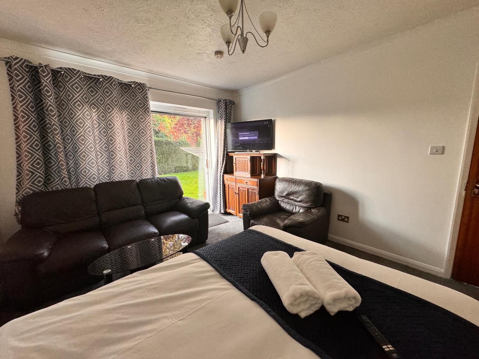 High Trees Guest House Gatwick Хорли Экстерьер фото