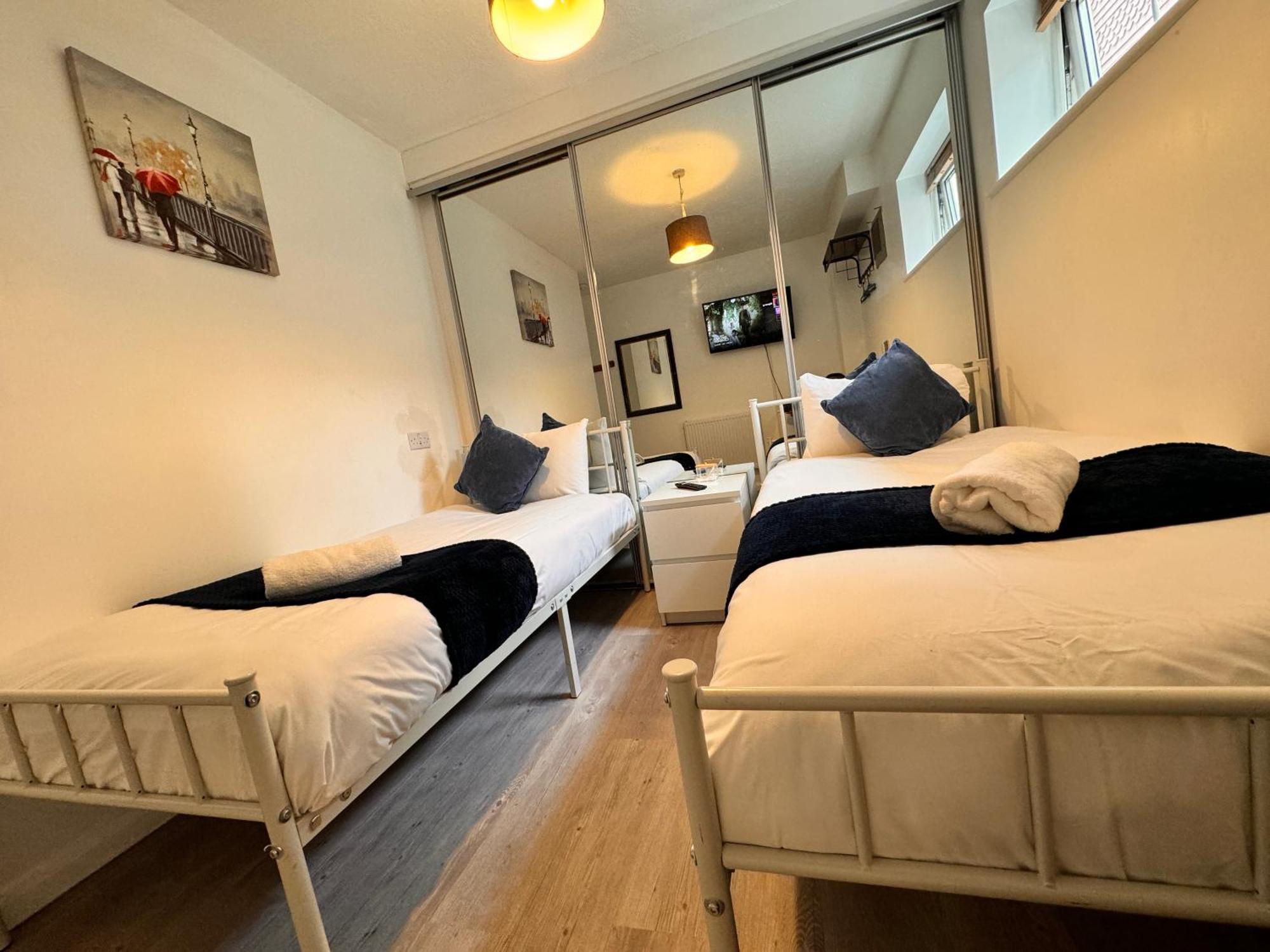 High Trees Guest House Gatwick Хорли Экстерьер фото